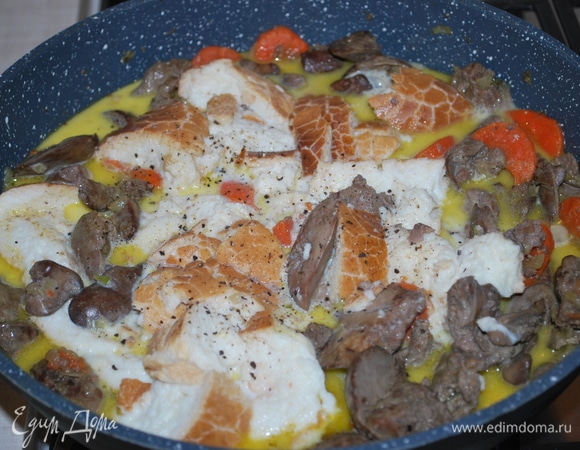 Когда печень приготовится, положите в сковороду булку со сливками и все вместе потушите в течение 2–3 минут.