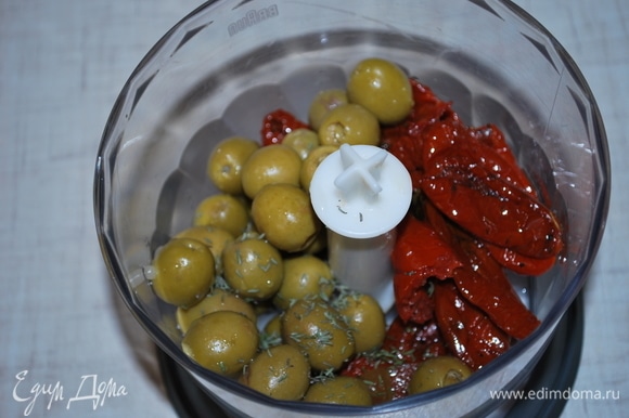 Вяленые помидоры и зеленые оливки ТМ «Фрау Марта» измельчите в блендере, добавьте тимьян по вкусу.