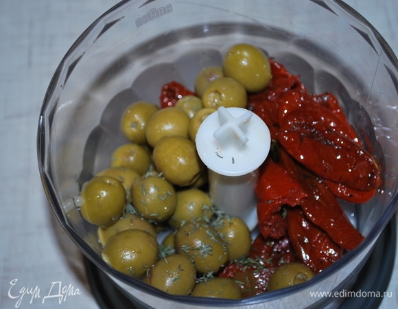 Вяленые помидоры и зеленые оливки ТМ «Фрау Марта» измельчите в блендере, добавьте тимьян по вкусу.