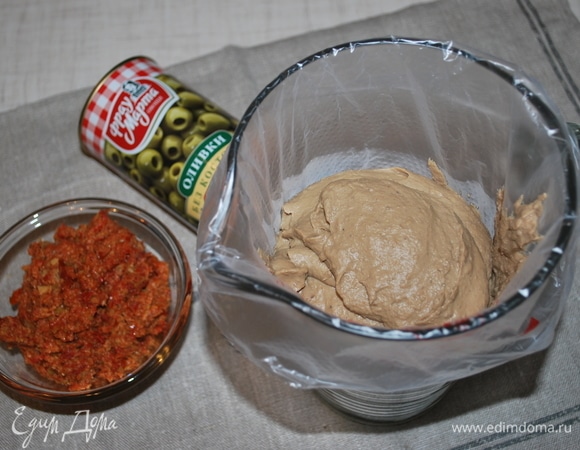 Паштет переложите в кондитерский мешок.