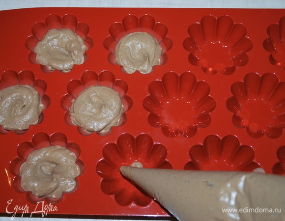 Силиконовые формочки наполовину заполните паштетом.