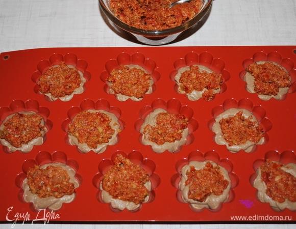 На середину паштета положите начинку из помидоров и оливок. Сверху заполните форму паштетом и хорошо выровняйте края.