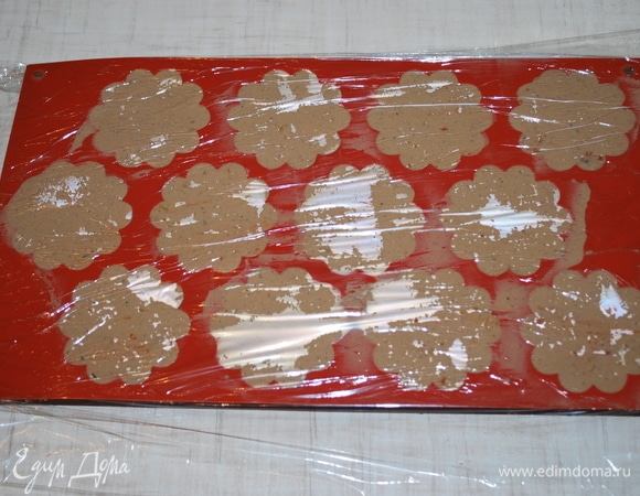 Форму закройте пищевой пленкой и уберите в морозильную камеру для застывания. Такой паштет можно хранить несколько недель.