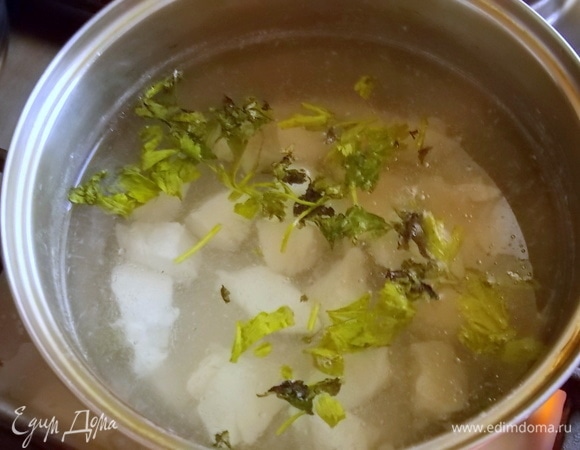 Куриное филе нарезать на кусочки и отварить до готовности. Добавить нарезанную петрушку.