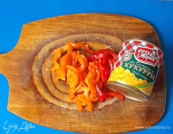 Болгарский перец помыть, очистить от семян и нарезать соломкой. Банку с кукурузой ТМ «Фрау Марта» открыть и слить жидкость. Обжарить на сковороде с маслом нарезанный лук и тертую морковь.
