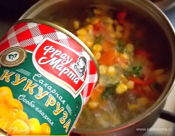 Добавьте перец в кастрюлю и всыпьте кукурузу. Варить 5 минут.
