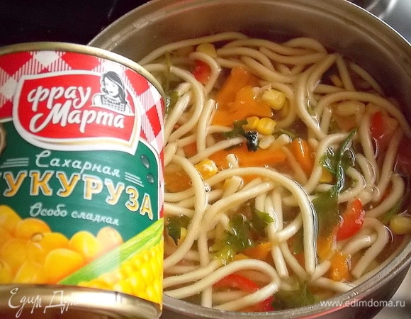 Добавить лапшу и зажарку. Варить еще 10 минут до готовности.