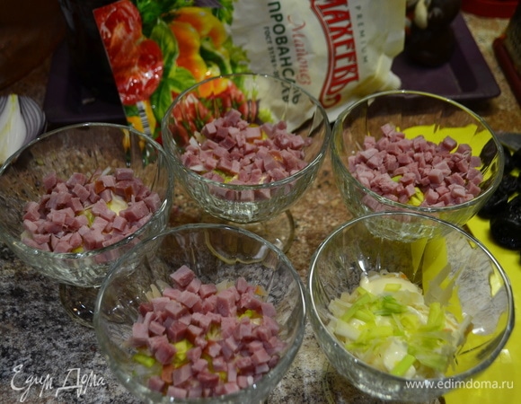 Второй слой — майонез. Третий слой — лук-порей, нарезанный соломкой. Четвертый слой — ветчина, нарезанная кубиком.