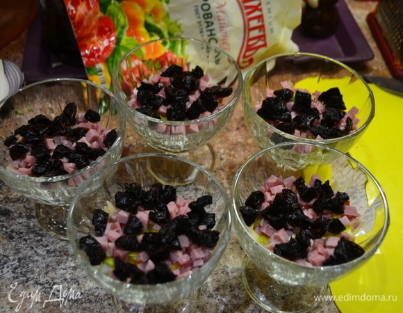 Пятый слой — чернослив, нарезанный кусочками.