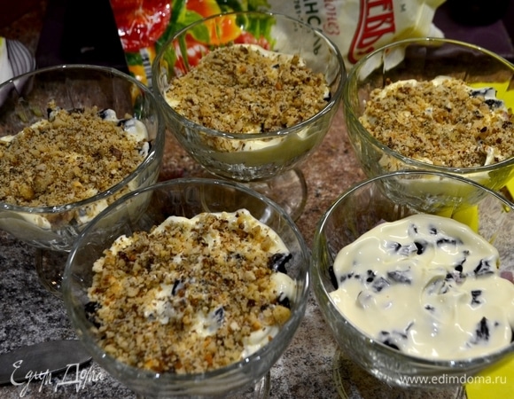 Шестой слой — майонез ТМ «МахеевЪ». Седьмой — грецкие орехи.