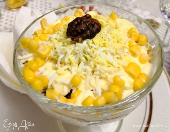 Такой свежий и нежный салат подаем первым на новогодний стол! Салат — частый гость на наших семейных праздниках!