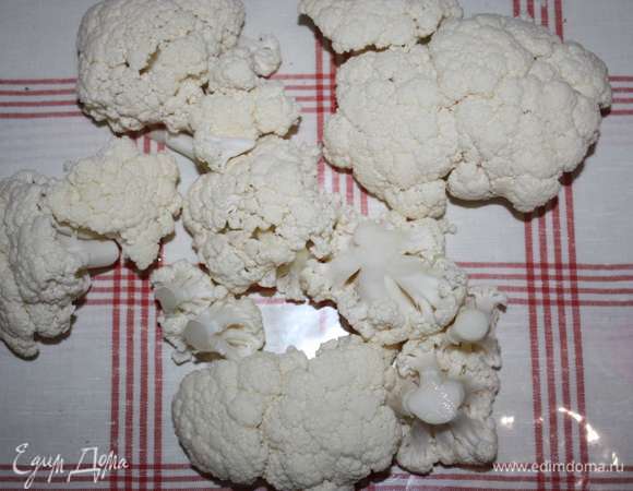 Цветную капусту промыть, разобрать на соцветия.