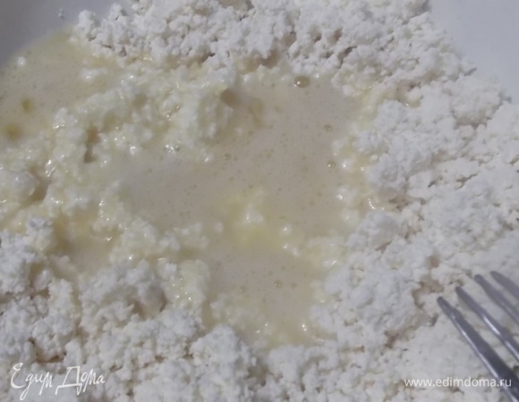 Яйца смешать с сахаром. Добавить к протертому творогу. Перемешать.