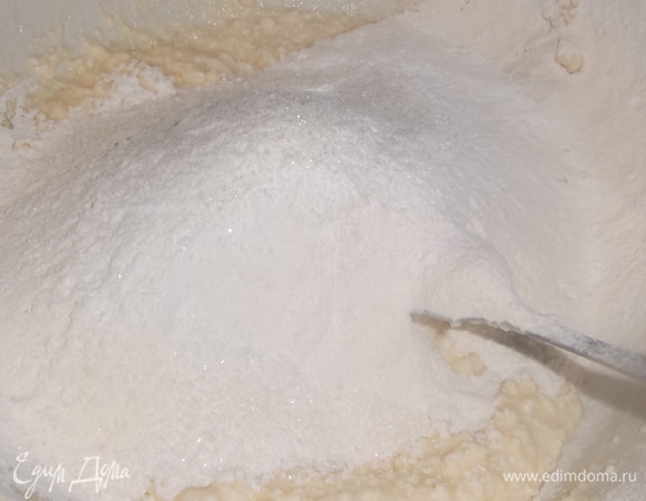 Всыпать просеянную муку, соль, разрыхлитель и ванилин.