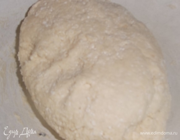 Замесить тесто. Оно будет мягким, но при этом слегка липнущим к рукам.