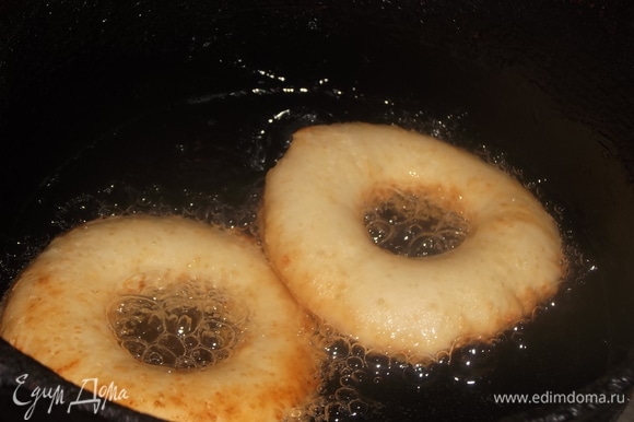 В посуде разогреть растительное масло высотой на два пальца. Жарить пончики с двух сторон.