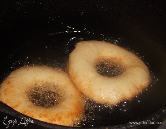 В посуде разогреть растительное масло высотой на два пальца. Жарить пончики с двух сторон.