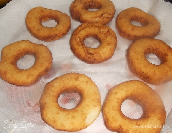 Выложить на бумажное полотенце. Остывшие посыпать сахарной пудрой. Приятного аппетита!