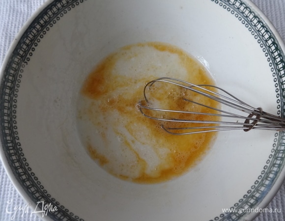 Кефир немного подогреть и влить в чашку, перемешать.