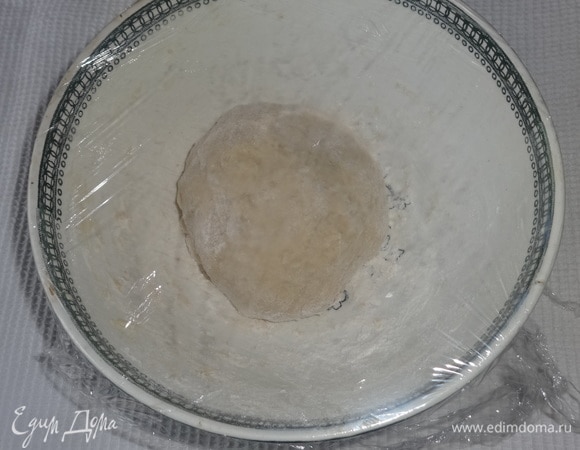 Замесить тесто. Накрыть чашку пищевой пленкой и поставить в холодильник на 30–40 минут.