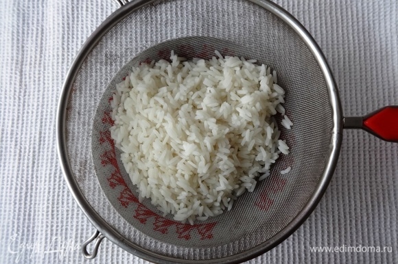 Рис Золотистый ТМ «Националь» промыть под проточной водой. Сварить рис в кипящей воде, немного посолить. Откинуть рис на сито и полностью остудить.