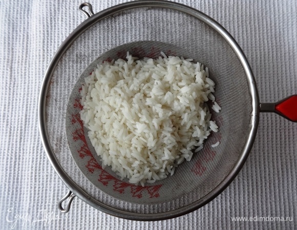 Рис Золотистый ТМ «Националь» промыть под проточной водой. Сварить рис в кипящей воде, немного посолить. Откинуть рис на сито и полностью остудить.