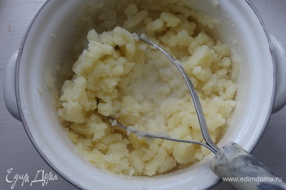 С готового картофеля слить воду. Картофель размять в пюре. Добавить молоко, перемешать.