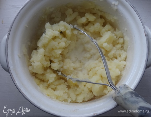 С готового картофеля слить воду. Картофель размять в пюре. Добавить молоко, перемешать.