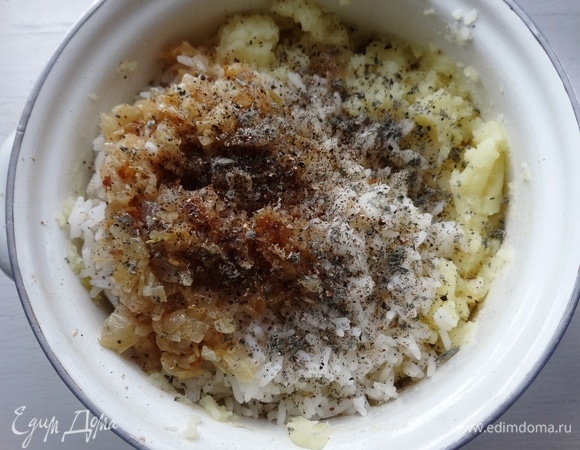 Добавить к картофелю отваренный рис, обжаренный лук, мяту, мускатный орех, перец, соль по вкусу. Еще раз перемешать.