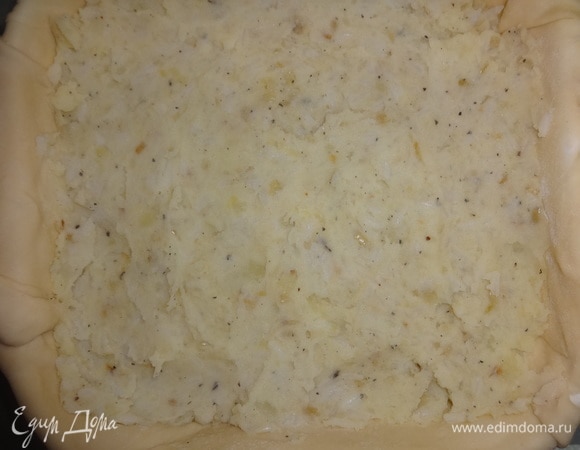 На тесто в форме выложить начинку, разровнять лопаткой.