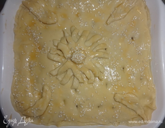 У меня остался небольшой кусочек теста, из которого я вырезала украшения на пирог в виде цветка и листьев. Выложить украшения на пирог, смазать еще раз яйцом с маслом. Посыпать верх пирога кунжутом ТМ «Националь». Поставить пирог в духовку, разогретую до 180°C, на 40–45 минут.