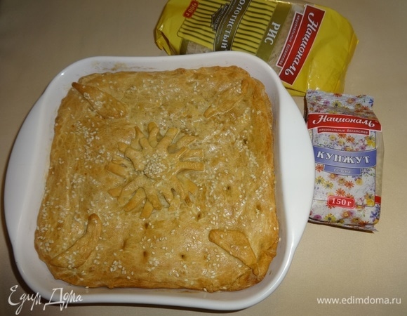 Готовый пирог достать из духовки.