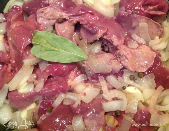 Разогреваю сковородку, наливаю оливковое масло, кладу лук, пару минут жду и кладу печенку, лавровый лист, соль, перец и жарю. Добавляю охлажденное сухое белое вино. Чеснок бросаю целыми зубчиками.