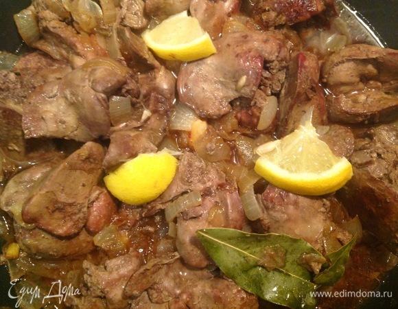 Добавляю лимоны и лимонный сироп. У меня лимоны, приготовленные с сахаром заранее. Если у вас нет такой заготовки, берем один лимон, режем дольками засыпаем сахаром, мешаем и добавляем 4–5 долек в сахаре. Хорошо перемешиваем и накрываем крышкой. Протушить еще на медленном огне 10–15 минут.