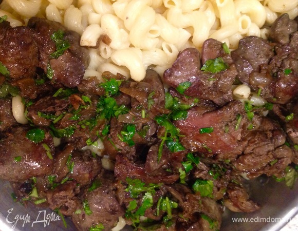 Все готово. При желании нарезаем любую зелень. Можно подавать с гарниром или без, у меня спиральные макароны с трюфельным маслом. Так же можно печенку измельчить в блендере, и будет печеночный паштет, дольки лимона тоже измельчите. Приятного аппетита!