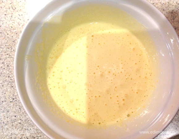 Яйца взбиваю с сахаром до пышной пены.