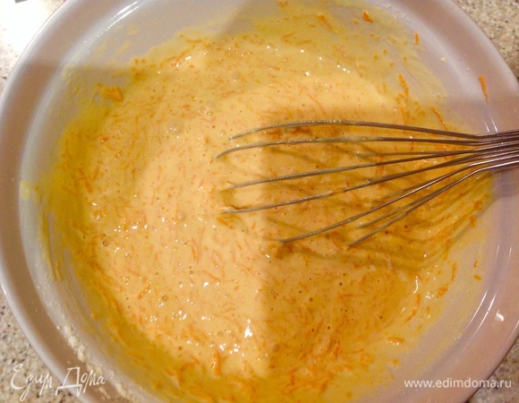 Добавляю тертую морковь, хорошо вымешиваю.