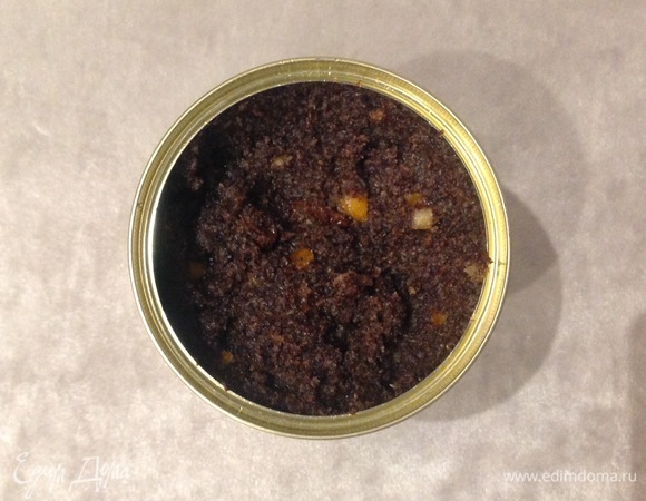 Открываю маковую массу (у меня с изюмом, апельсином и ромом).