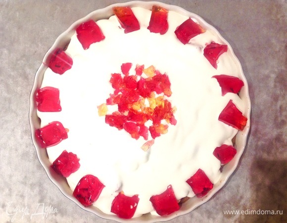 Взбиваю хорошо сметану с сахаром (сметана должна быть холодная, чтобы хорошо взбивалась). Щедро смазываю пирог. Если осталось желе, можно нарезать его и украсить верх пирога. Ставлю в холодильник.