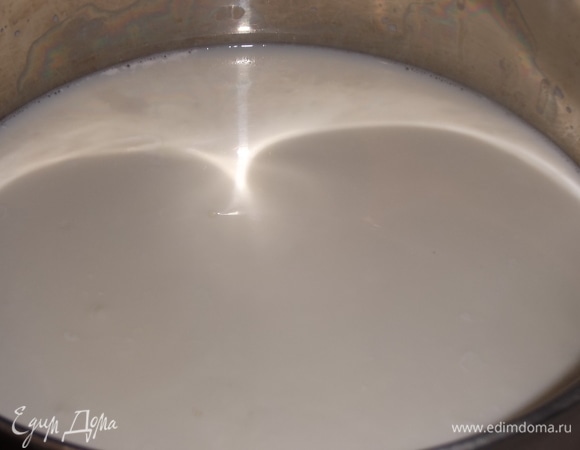 Смешиваем молоко и кефир. Яйца смешиваем с солью.