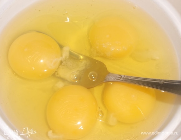 Яйца смешиваем с солью.