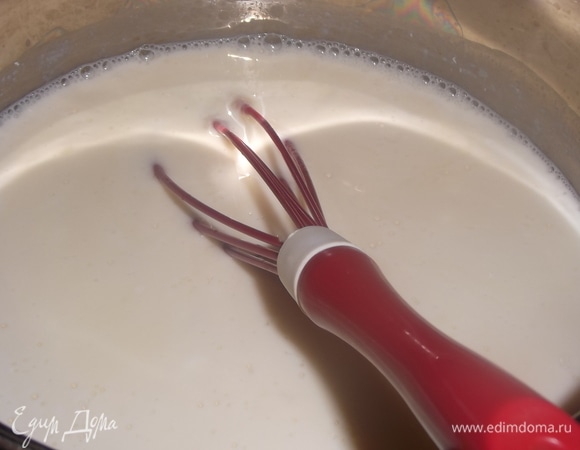 Молочную смесь ставим на средний огонь и прогреваем. Вводим яичную смесь помешивая.