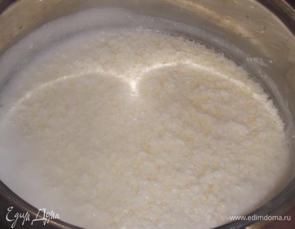 Продолжаем греть, пока не начнет отходить сыворотка. При этом постоянно мешаем, чтобы смесь не пригорала.