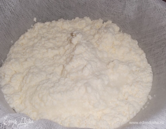Свернувшуюся массу процеживаем от сыворотки через марлю и дуршлаг.