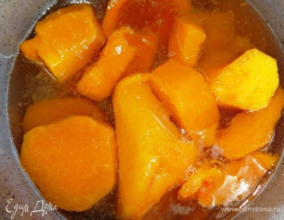 Тыкву предварительно очистить от кожуры и семян. У меня тыква была замороженная, я ее не размораживала, сразу положила в кастрюлю с холодной водой. Отварить тыкву до готовности. Откинуть на сито, дать стечь воде и полностью остудить.