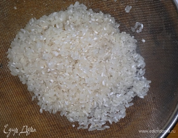 Рис выложить на сито и промыть под проточной водой.