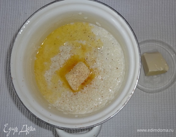 Положить рис в кипящее подсоленное молоко и варить до полуготовности, так как в процессе запекания рис дойдет до готовности. В горячую кашу положить сливочное масло (небольшой кусочек оставить для смазывания формы), натереть мускатный орех, перемешать. Дать каше остыть.