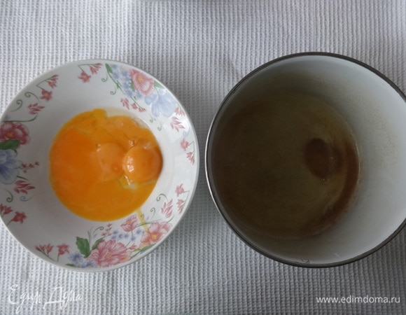 Яйца разделить на белки и желтки. Белки поставить в холодильник.