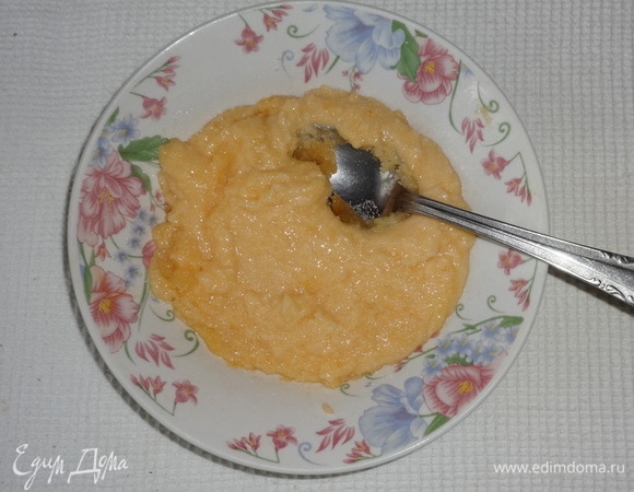 Желтки растереть с сахаром и ванилином.