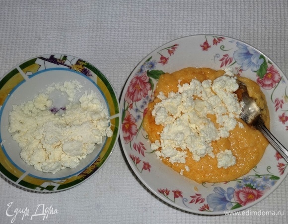 Постепенно добавить творог, продолжая растирать.